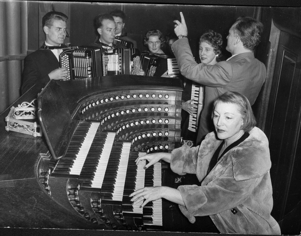 Marguerite Monnot à l'orgue accompagnant des accordéonistes